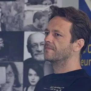 Dan Coman: ”Scriu mereu cu un picior încă în somn, cu jumătate din minte acoperită de strălucirea nopții”