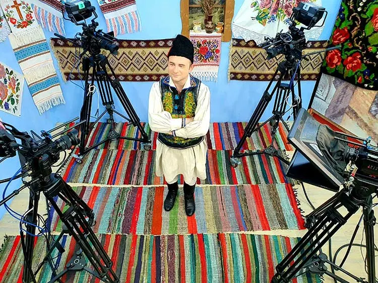 Menuț Maximinian: „Dacă vom ţine zăvorâte uşile cu lacăte la sălile de spectacol şi vom investi doar în infrastructură, vom fi ca nişte roboţei care vor merge cu sufletele dezgolite pe drumuri asfaltate”