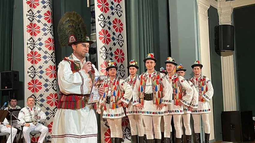 Menuț Maximinian: „Sunt atâtea sate îmbătrânite care aşteaptă tineri ce să le însufleţească, sunt atâtea poveşti despre satele noastre care trebuie duse mai departe”